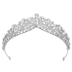 Detalle macro de corona nupcial plateada con diamantes de imitación de talla de pera