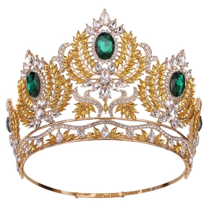 Détails d'une couronne de luxe dorée avec grandes gemmes vertes et cristaux jaunes