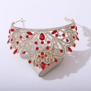 Gros plan sur la couronne baroque dorée avec pierres rouges rubis et détails en zircon blanc