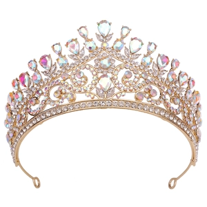 Détail de la couronne de mariée dorée avec strass colorés AB et cristaux en goutte