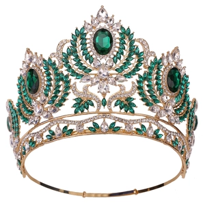 Détail macro d'un diadème doré de luxe avec des pierres émeraude et des cristaux