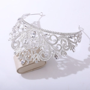 Détails d'une couronne de mariée de luxe avec cristaux marquise et motifs de feuilles