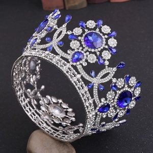 Detalle de corona real plateada con cristales azul oscuro y diamantes de imitación