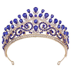 Diadème de mariée élégant avec volutes dorées et strass bleus sur fond blanc épuré