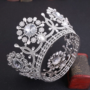 Detalle de corona nupcial de lujo con cristales sobre una caja de madera vintage