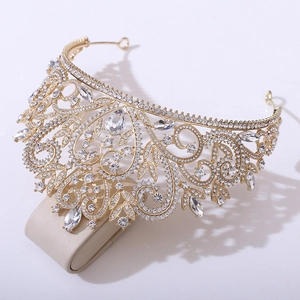 Détail macro d'une couronne de mariée baroque dorée avec strass étincelants en cœur