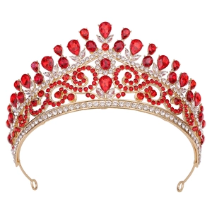 Détail d'un diadème doré de mariée avec cristaux rouges étincelants et strass blancs