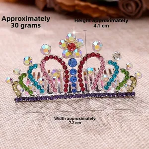 Détail d'un peigne à cheveux couronne pour enfants mesurant 7,2 cm par 4,1 cm