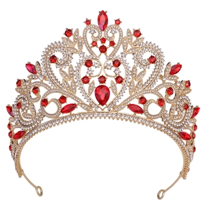Détail de la couronne de mariée baroque dorée avec cristaux rouges et strass brillants