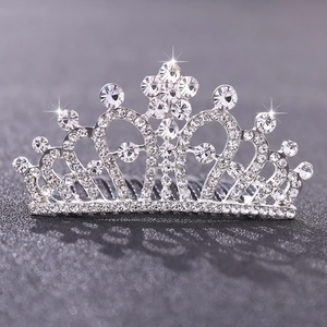 Vue détaillée du peigne à cheveux diadème argenté avec strass brillants pour filles