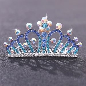 Détail du peigne à cheveux avec strass bleus pour anniversaires de petites filles et fêtes