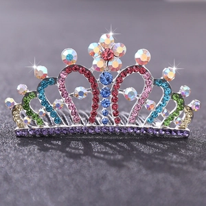 Détail de strass multicolores scintillants sur un peigne couronne en argent pour filles