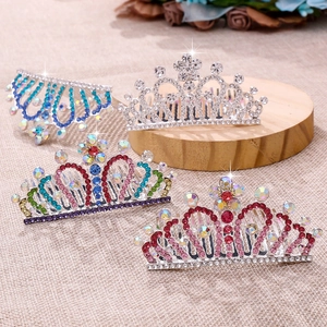 Détail de peignes à cheveux couronne de princesse avec strass colorés pour filles