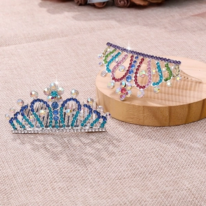 Détail de peignes à cheveux couronne de princesse ornés de strass colorés pour filles