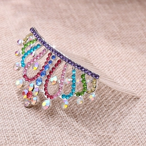Détail du peigne diadème en strass arc-en-ciel avec des cristaux étincelants en étoile