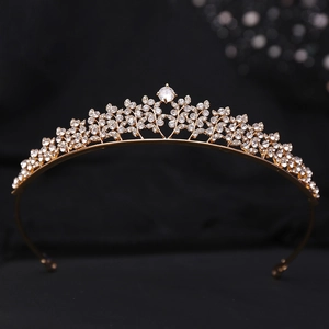 Détails de la couronne de mariée avec motifs de vignes argentées et cristaux de zircon