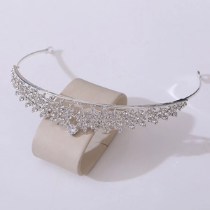 Détails de la couronne de mariée avec motifs de feuilles argentées et strass brillants
