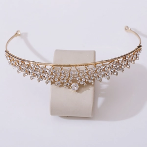 Détails d'une couronne de mariée dorée avec des motifs de feuilles et des zircons brillants
