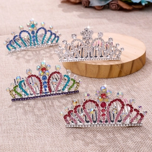 Vue détaillée de quatre peignes à cheveux diadème en cristal pour filles aux strass colorés