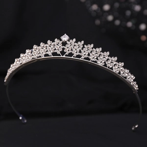 Couronne de mariée argentée avec zircons blancs scintillants et motifs de feuilles