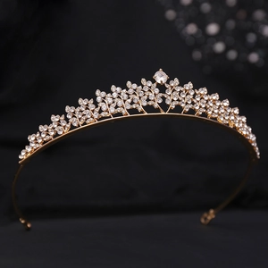 Diadème de mariée doré élégant avec strass blancs étincelants et motifs de feuilles sur noir