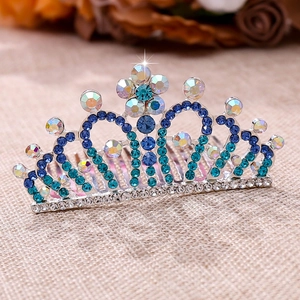 Détail macro du peigne à cheveux couronne princesse en strass avec cristaux colorés