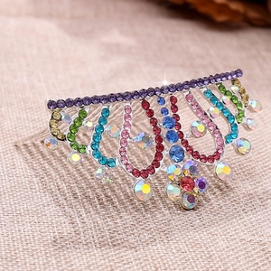 Peigne à cheveux couronne argentée avec strass colorés pour fêtes de filles