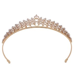 Vue détaillée de face d'un diadème de mariée doré avec motifs floraux et zircons clairs