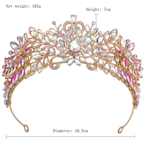 Vue détaillée de la couronne en cristal doré montrant la hauteur 7cm et diamètre 16,5cm