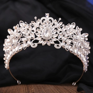 Vue détaillée d'une couronne de mariée en cristal argenté avec pierre en goutte d'eau