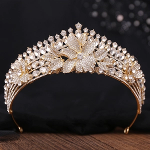 Detailansicht der goldenen Brautkrone mit aufwendigen Blumenmotiven und Kristallen