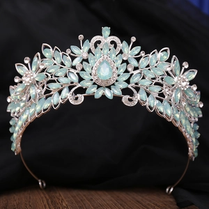 Détail de la couronne de mariée en cristal vert menthe avec motifs de feuilles argentées