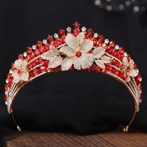 Detailaufnahme einer goldenen Brautkrone mit roten Blumen-Strasssteinen und Kristallblüten