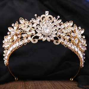 Détail de diadème de mariée doré avec motifs floraux en cristal sur soie noire