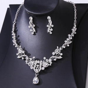 Dettaglio di un set di gioielli da sposa di lusso con strass brillanti e cristalli scintillanti