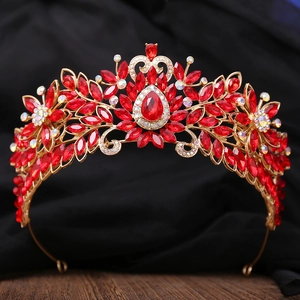 Détail d'une couronne de mariée dorée sertie de strass et cristaux rouges scintillants