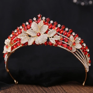 Makro-Detail der Brautkrone im Barockstil mit roten Kristallen und goldenem Blumenmuster