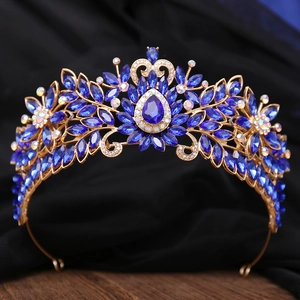 Vue macro détaillée du diadème en cristal doré avec des pierres précieuses bleu profond
