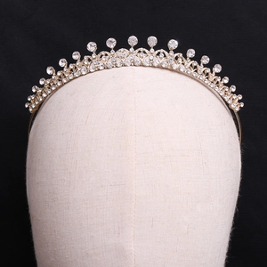 Tiare de mariée dorée élégante avec motifs de vigne et cristaux de strass étincelants