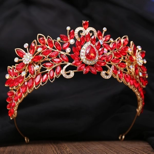 Détail macro de cristal goutte rouge et strass marquise sur une couronne de mariée dorée