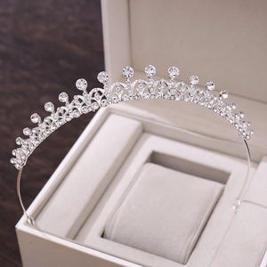 Élégante couronne de mariée argentée avec strass scintillants dans une boîte à bijoux