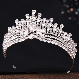 Couronne de mariage baroque en argent avec strass scintillants et cristaux sur bois sombre