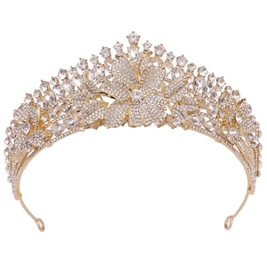Makro-Detail der goldenen Brautkrone mit floralen Strasssteinen und Legierungskunstwerk