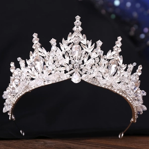 Eleganter silberner Braut-Kronenschmuck mit funkelnden Kristallen für Hochzeiten