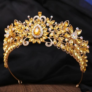 Détail macro d'une couronne de mariée dorée avec cristaux ambrés et strass brillants