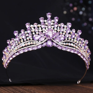 Gros plan détaillé d'une couronne baroque vintage avec strass violets et alliage argent