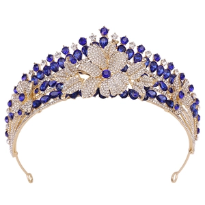 Eleganter goldener Brautkronen-Haarschmuck mit barocken Blumen und dunkelblauen Kristallen