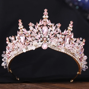Detailansicht der Brautkrone mit rosa Kristallen und Goldlegierung für Hochzeiten