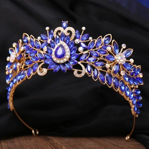Vue détaillée d'une couronne dorée avec cristaux bleu foncé et strass brillants