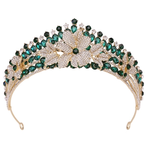 Detailansicht der smaragdgrünen Kristallkrone mit goldenen Vintage-Blumenverzierung